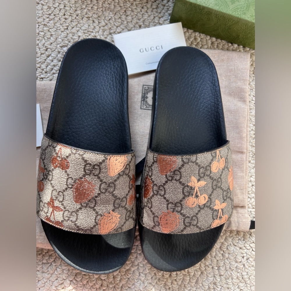 GUCCI WOMENS BERRY PRINT SLIDE SIZE 9 US 39